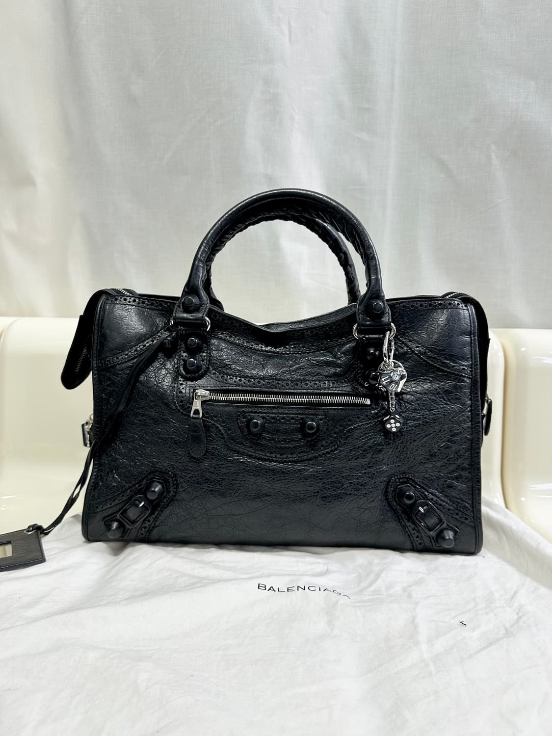 [A 정품] 발렌시아가 시티 모터백 미디움 블랙 상품이미지4