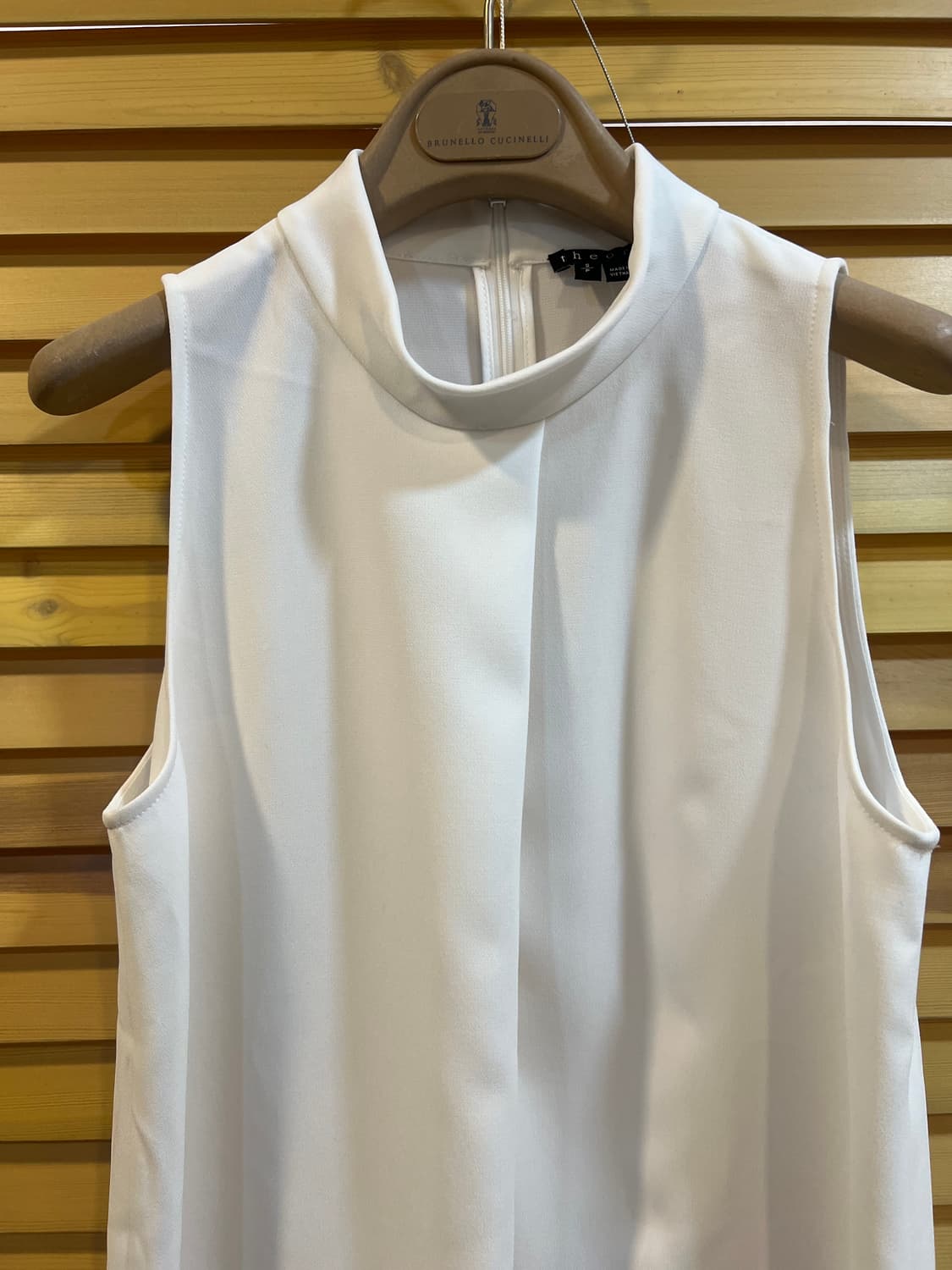 띠어리 여성 아이보리 하이넥 슬리브리스 블라우스 상품이미지1