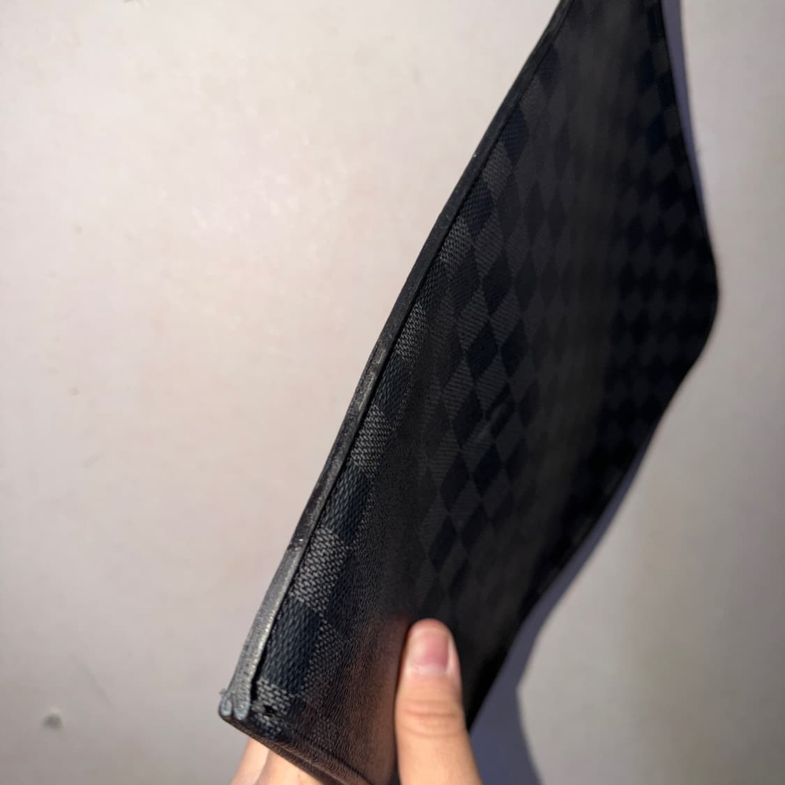 루이비통 모노그램 다미에 그라파이트 포쉐트 클러치백 (사용감) 상품이미지5