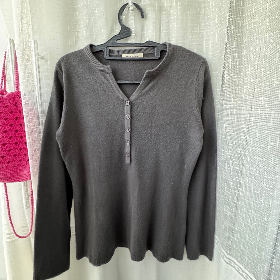 차콜 브이넥 단추 포인트 니트 티셔츠 상품이미지2