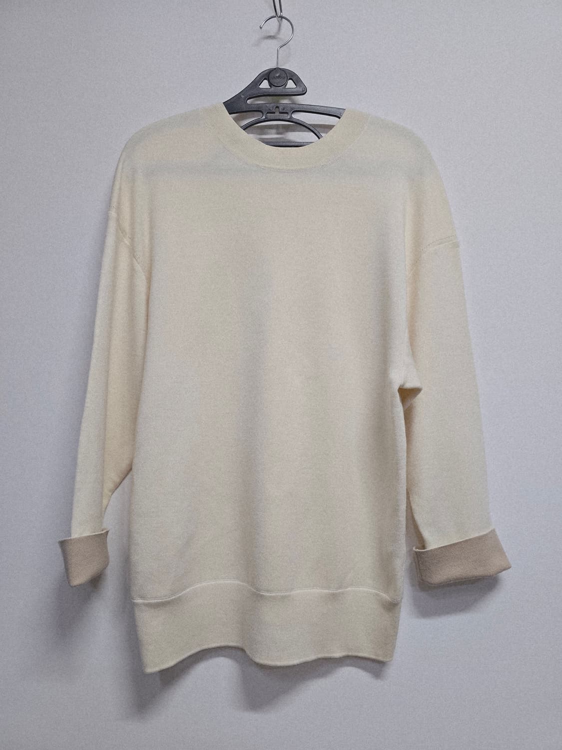 미샤 아이보리색 니트 스웨터 언발란싱 상품이미지1