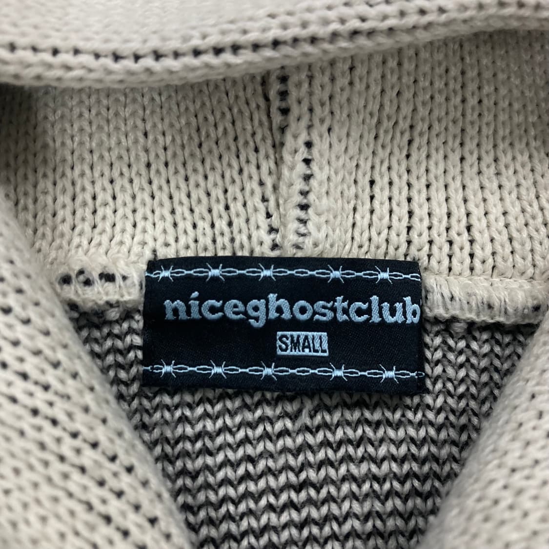 나이스고스트클럽 아이보리 컬러 빅로고 후디 니트 상품이미지3