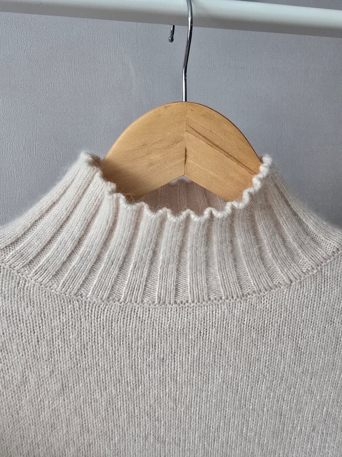 chico 폭스울 크롭 하이넥 퍼프 니트 상품이미지2