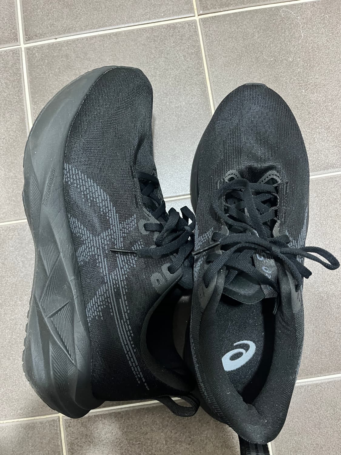 아식스 노바블라스트 5 와이드 블랙 캐리어 270size 상품이미지3