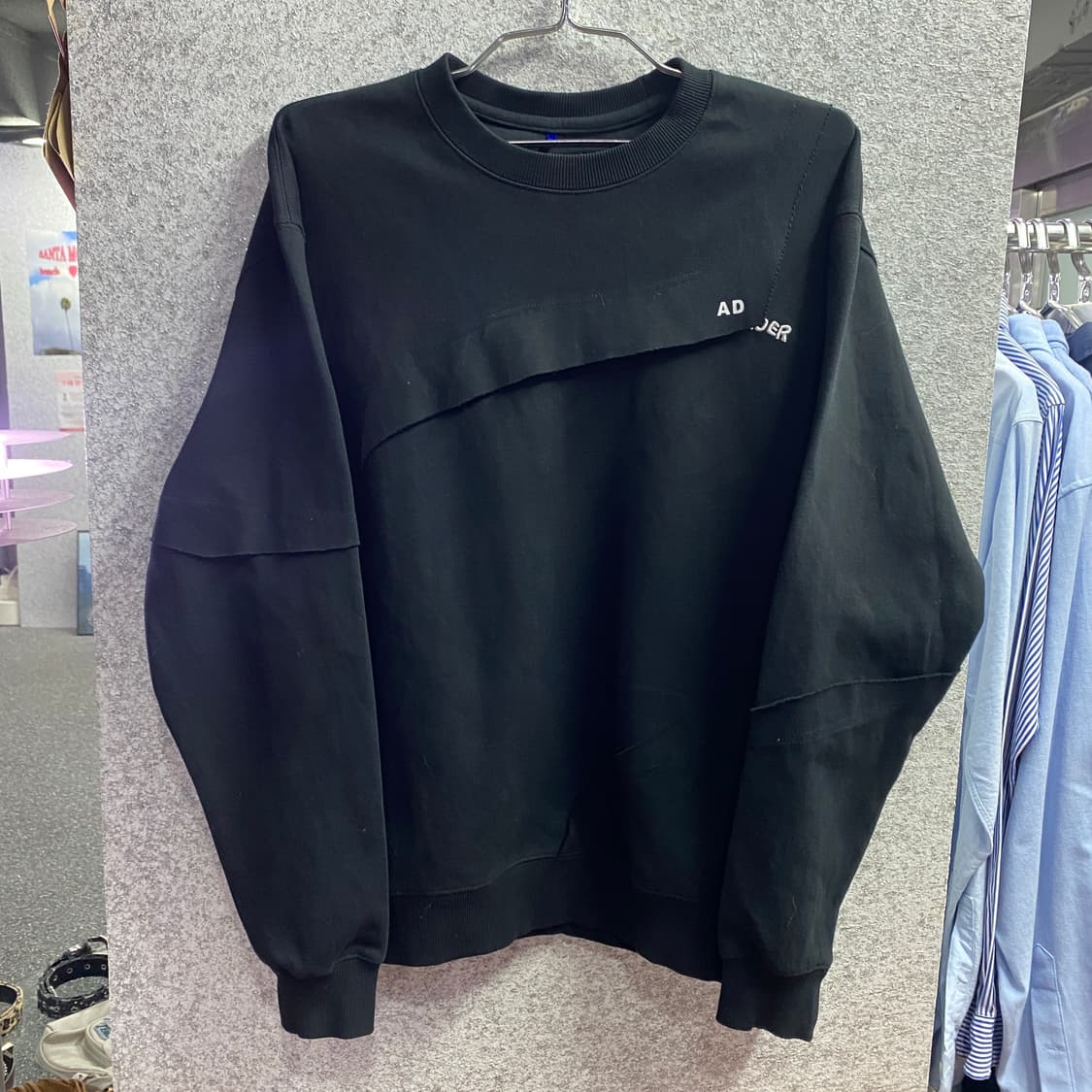 아더에러 스몰로고 컷오프 블랙 맨투맨 B3821 상품이미지2