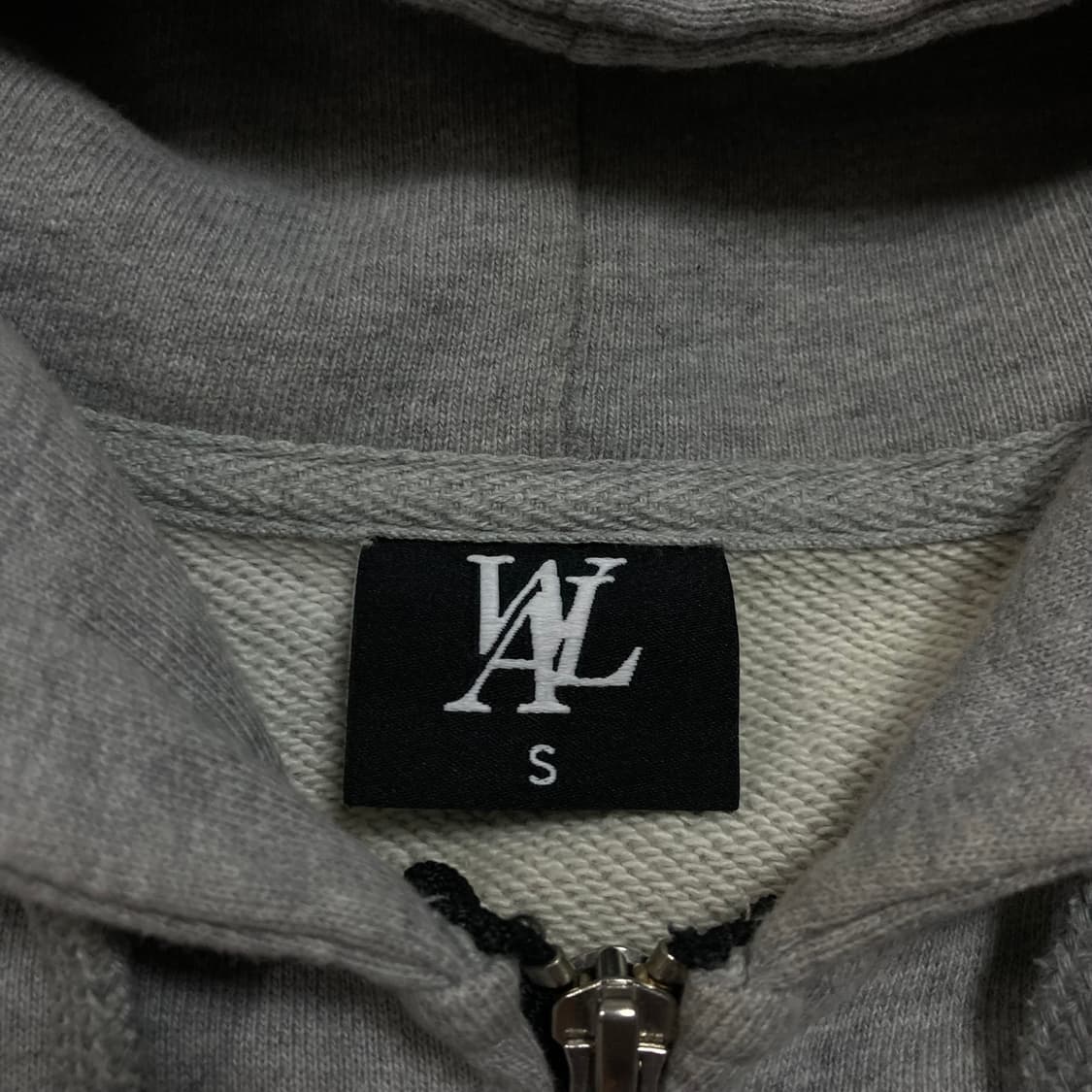 우알롱 스몰 로고 그레이 미니멀 후드 집업 상품이미지3