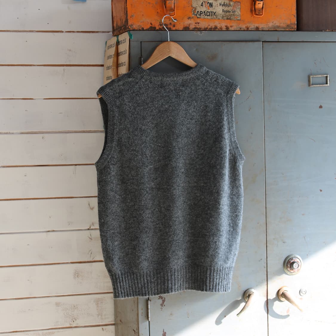 (착용컷) FIONA MACPHAIL 울 니트 베스트 (남성용 100) 상품이미지2