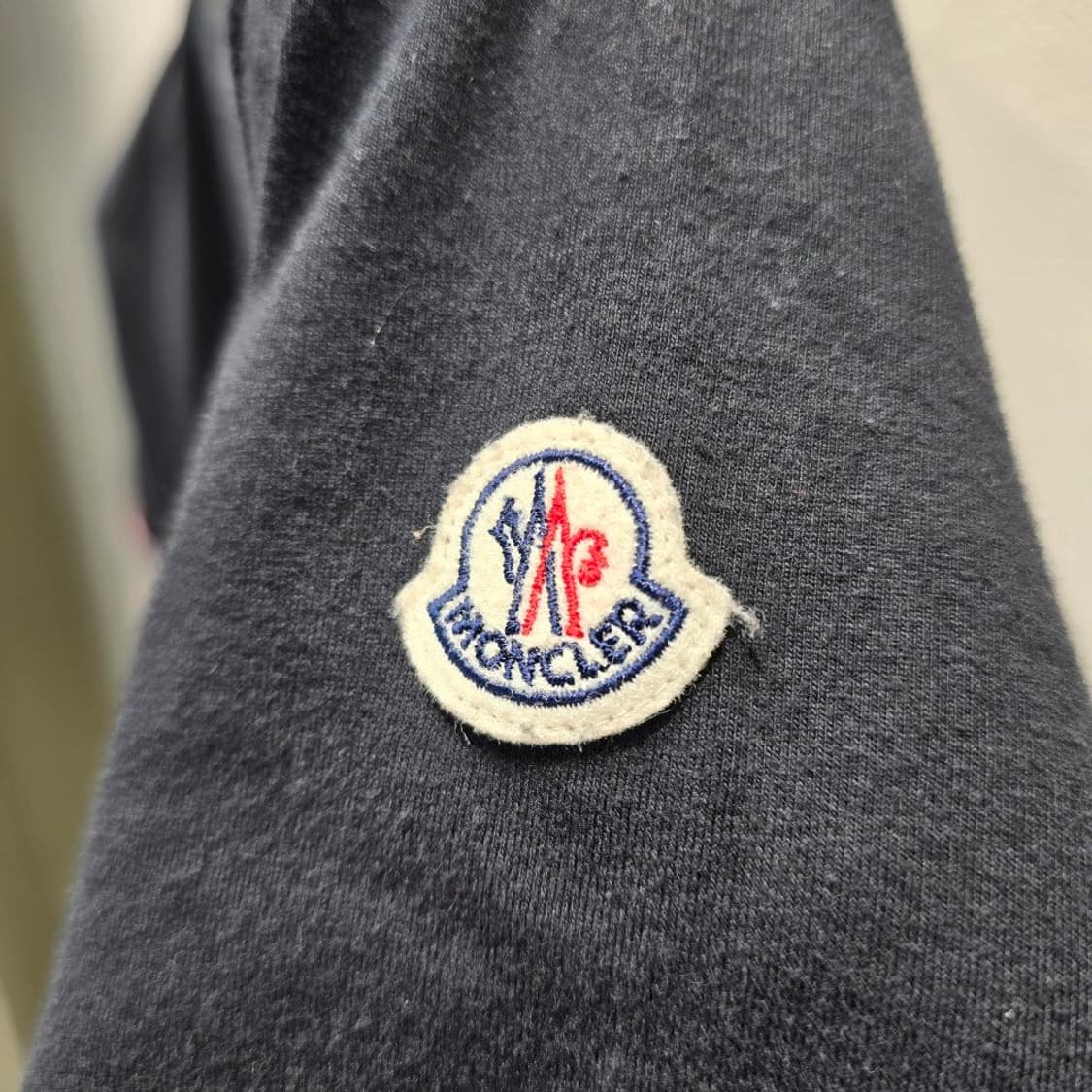 [중고/정품] 몽클레어 트리컬러 트리밍 반팔 티셔츠 슬림핏 블랙 L 상품이미지3