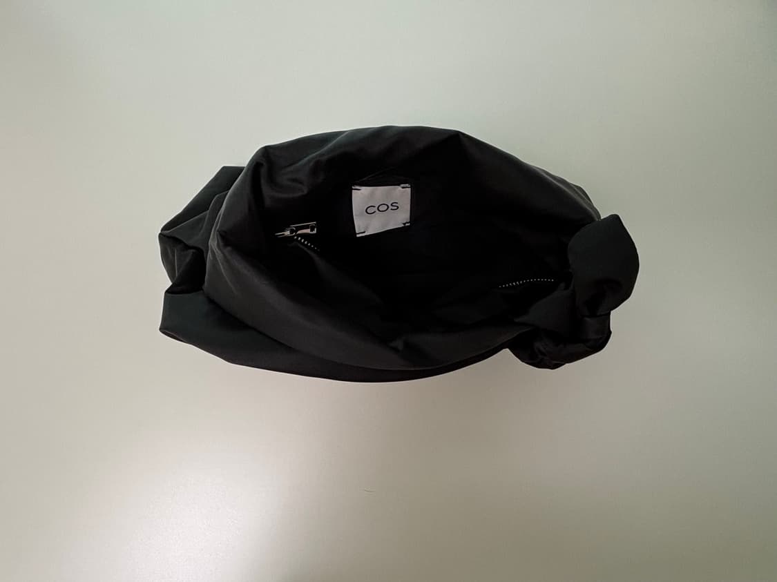 코스 나일론 히치 마이크로 토트백 블랙 (1회착용) 상품이미지3