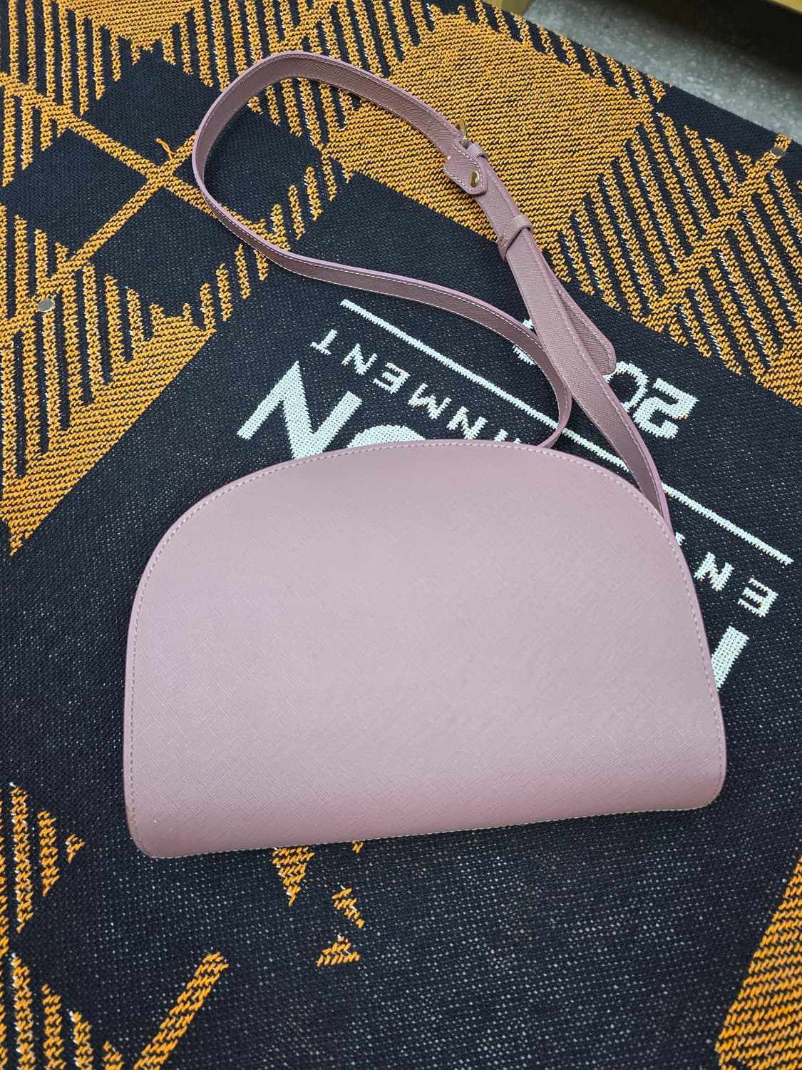 A.P.C 아페쎄 하프문 크로스백 라벤더 (1823) 상품이미지2