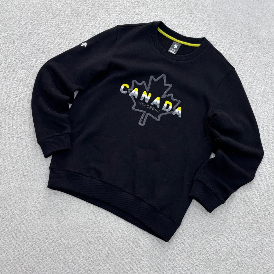 100 데상트 그래픽 사카리바 맨투맨 0408E2 상품이미지1