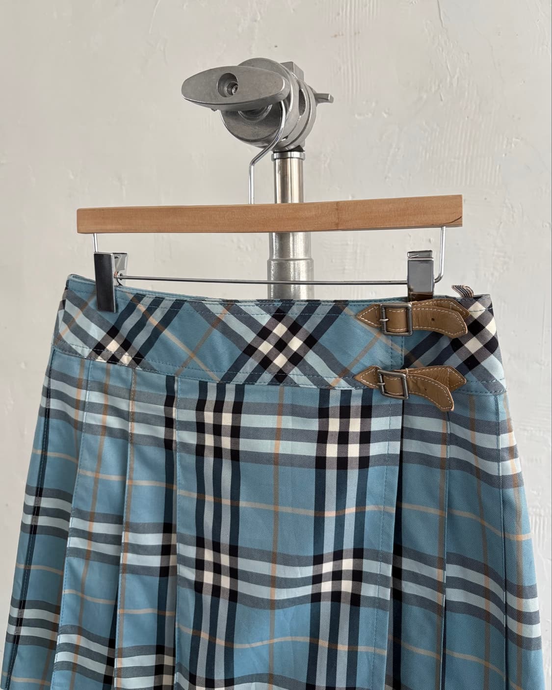 Burberry 버버리 블루라벨 블루 체크 버클 플리츠 미니 랩 스커트 상품이미지5