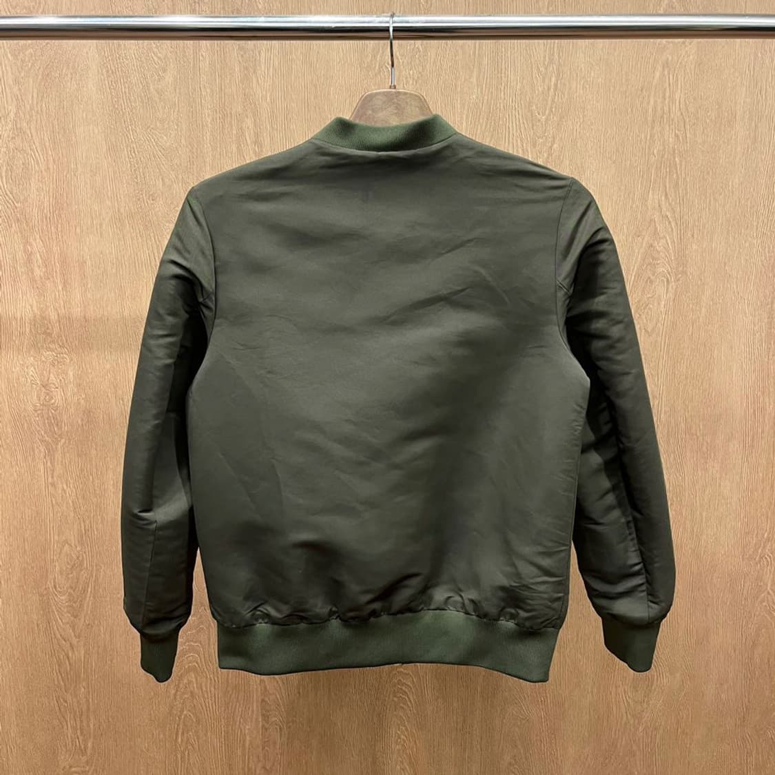 코스 봄버 자켓 항공 점퍼 리브 커프스 밑단 더블 포켓 디테일 카키 상품이미지3