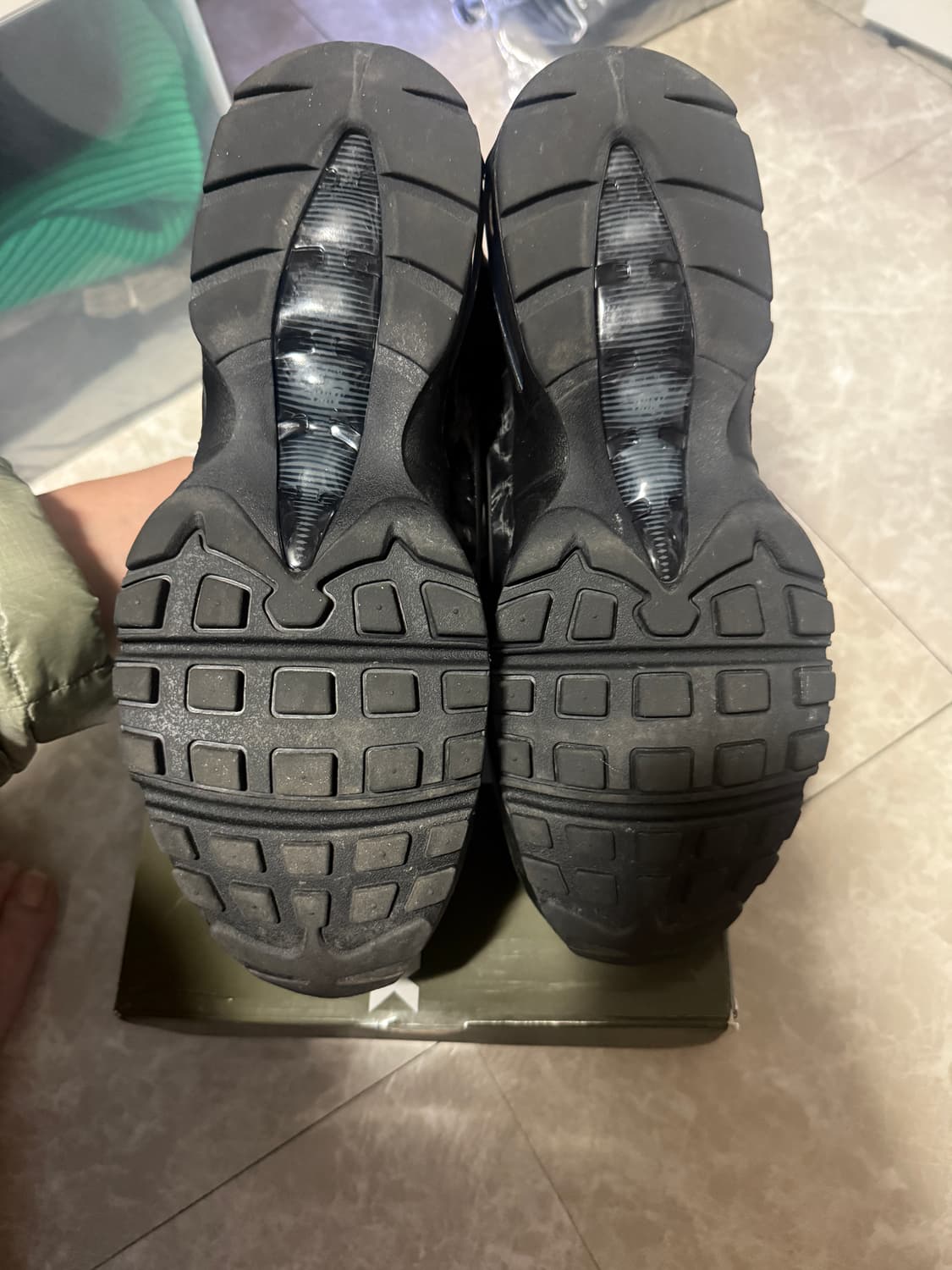 275사이즈 나이키 웍스아웃 에어맥스95 블랙 상품이미지5