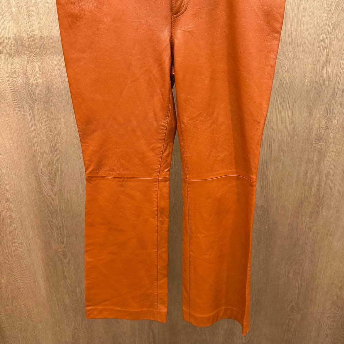 띠어리 레더 팬츠 미들 탑 절개 라인 디테일 부츠컷 오렌지 브라운 상품이미지5