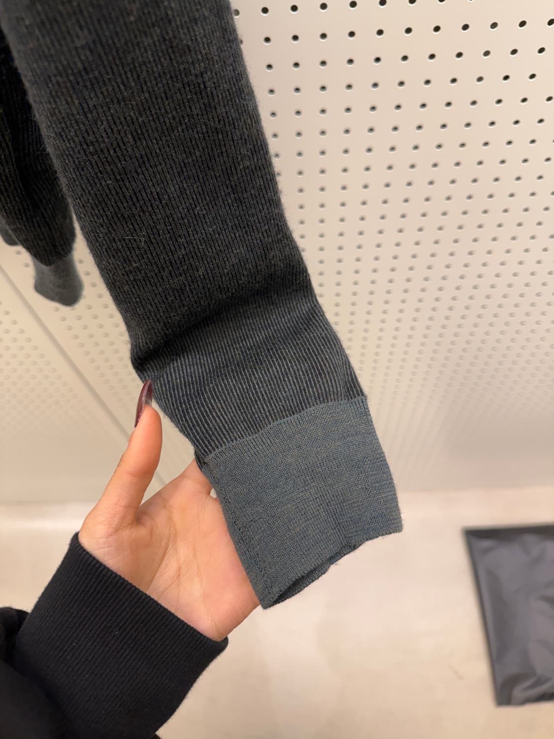 생로랑 다크그레이 미니 로고 니트 U1294 상품이미지4