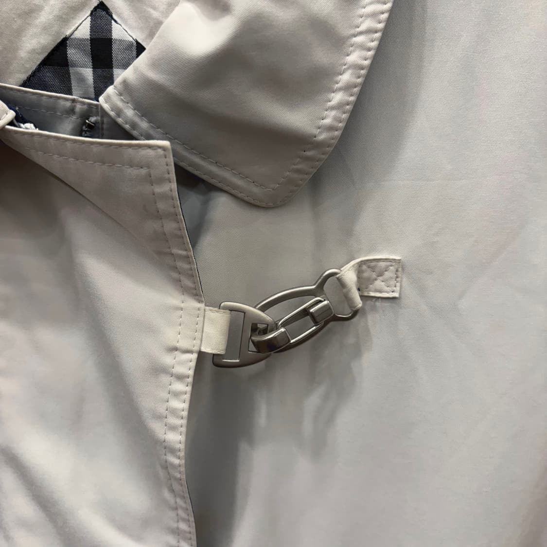 버버리 맥 코트 메탈 버클 더블 플랩 포켓 디테일 라이트 베이지 상품이미지6