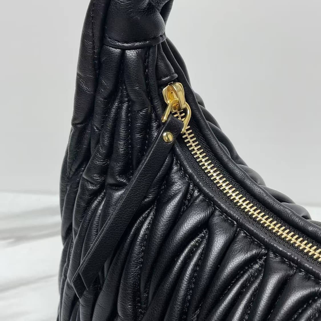 미우 미우 완더 마테라쎄 나파 레더 호보백 블랙 상품이미지4