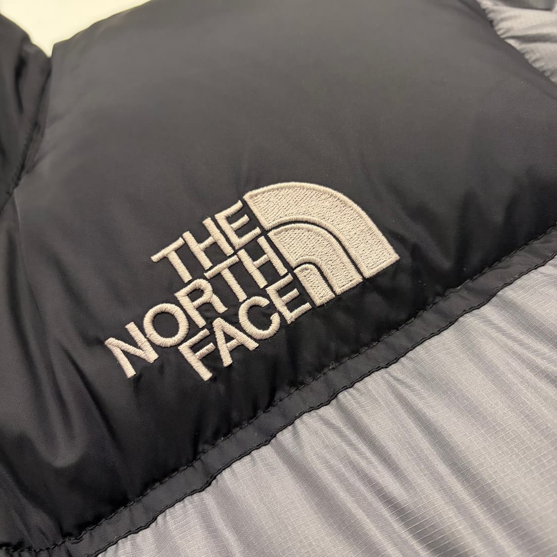 [95] 노스페이스 700 다운 눕시 패딩 회색/블랙 B575 상품이미지4
