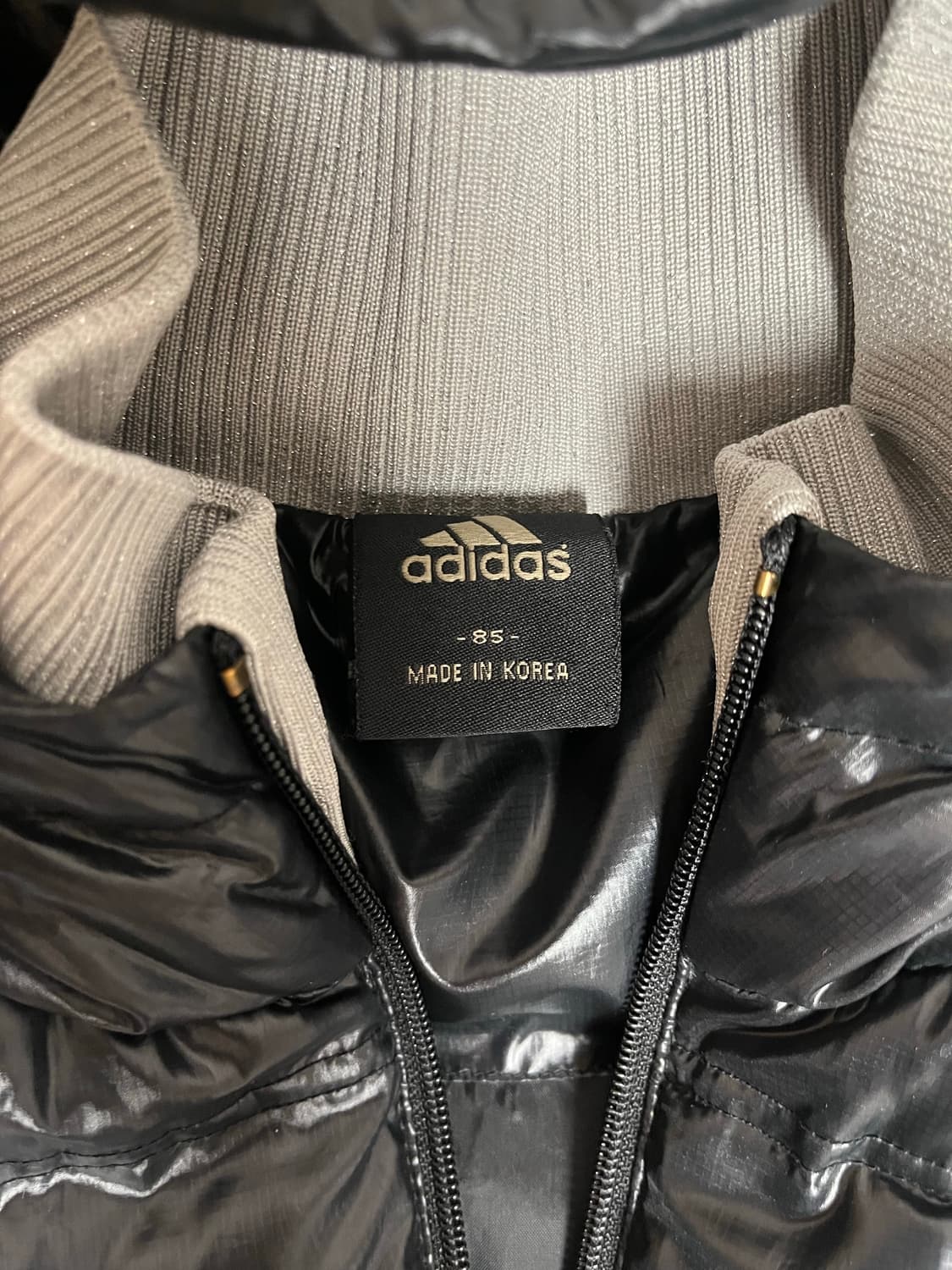 아디다스 y2k 딱붙핏 슬림 블랙 실버 삼선 유광 패딩 상품이미지2