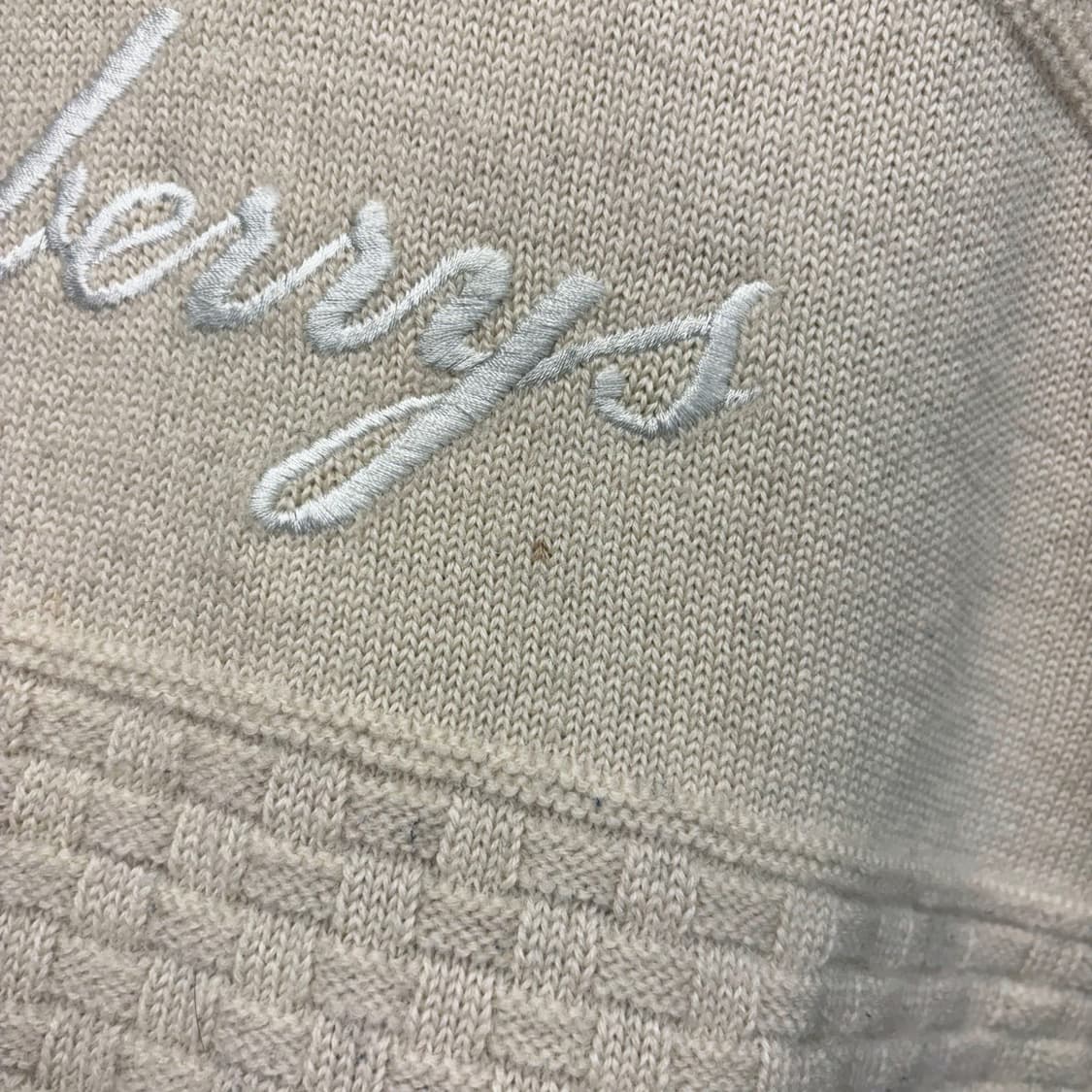 버버리 라운드넥 긴팔 울 니트 입체 텍스처 패턴 로고 자수 디테일 베이지 상품이미지9