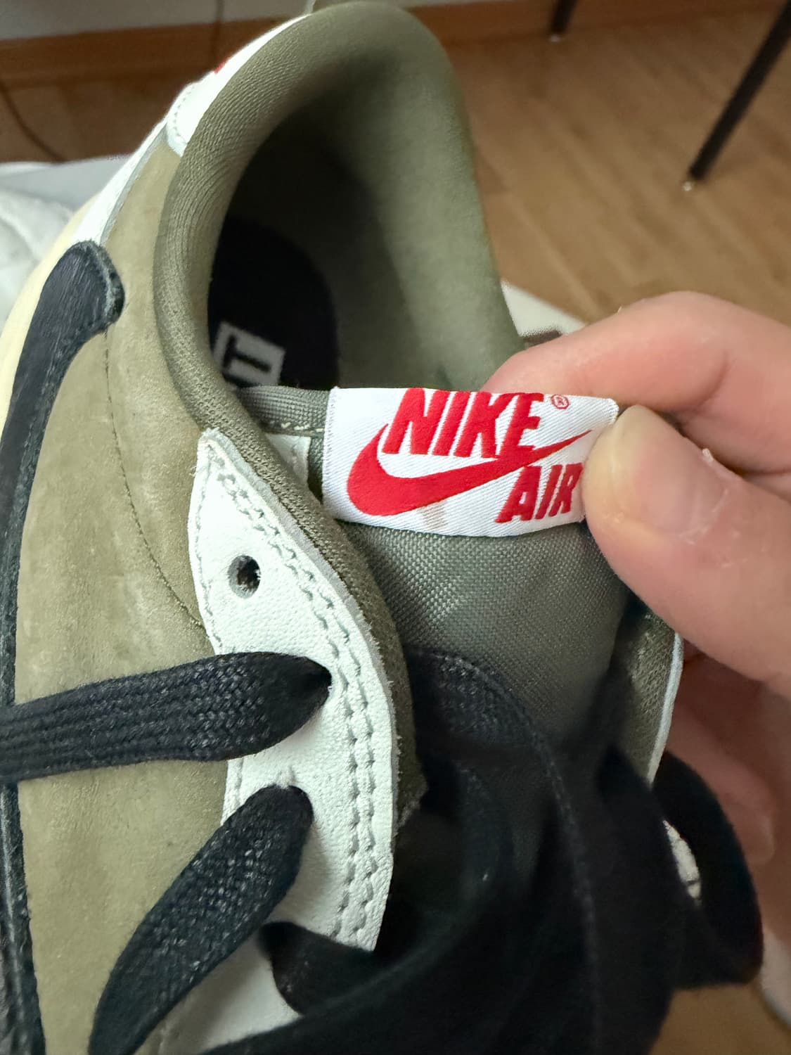 트레비스 스캇 나이키 레트로 og 리버스올리브 상품이미지7