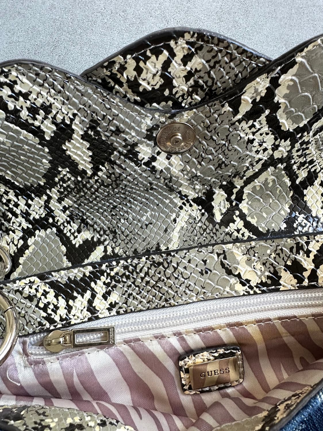 Guess 2000s 데님 파이톤 미니 숄더백 상품이미지7