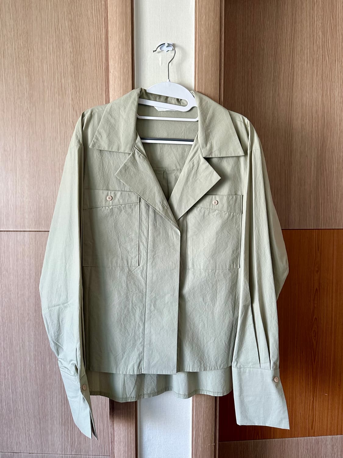 (새상품) 카키색 포켓 면 오버핏 셔츠 상품이미지4