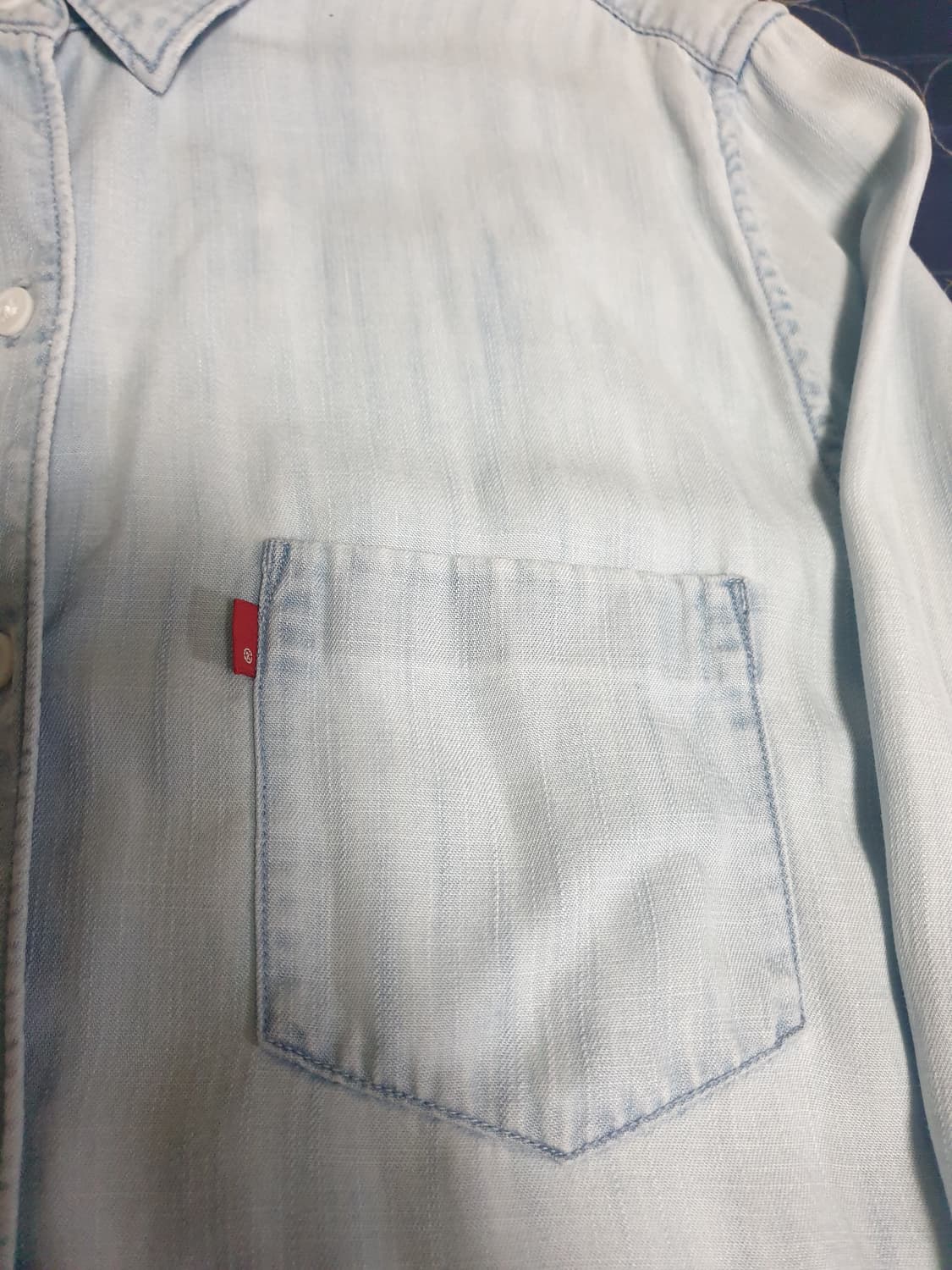 리바이스 우먼 보이프렌드핏 샴브레이 데님셔츠 연청 (S) 상품이미지2