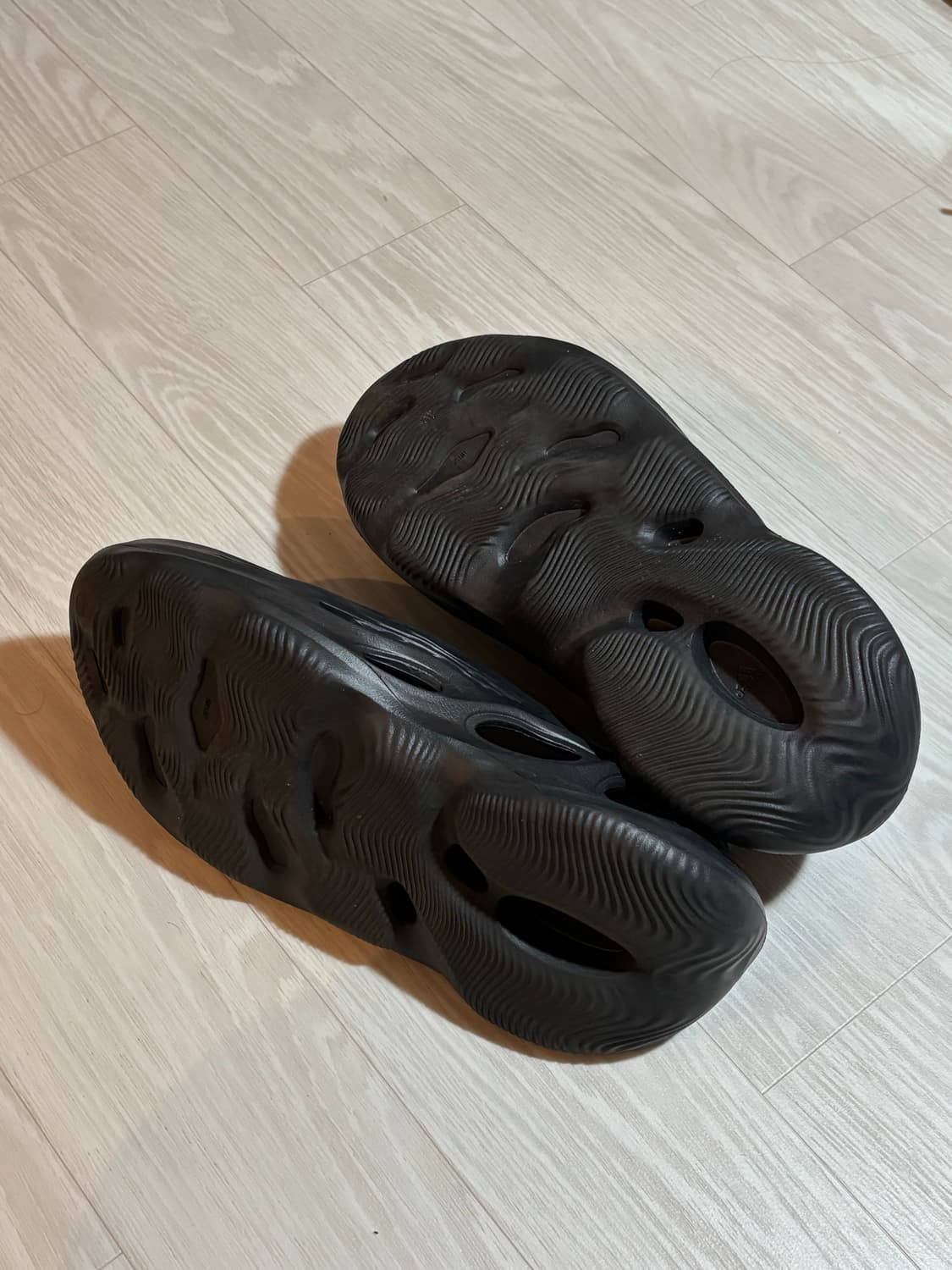 아디다스 이지 폼 러너 오닉스 285 상품이미지3