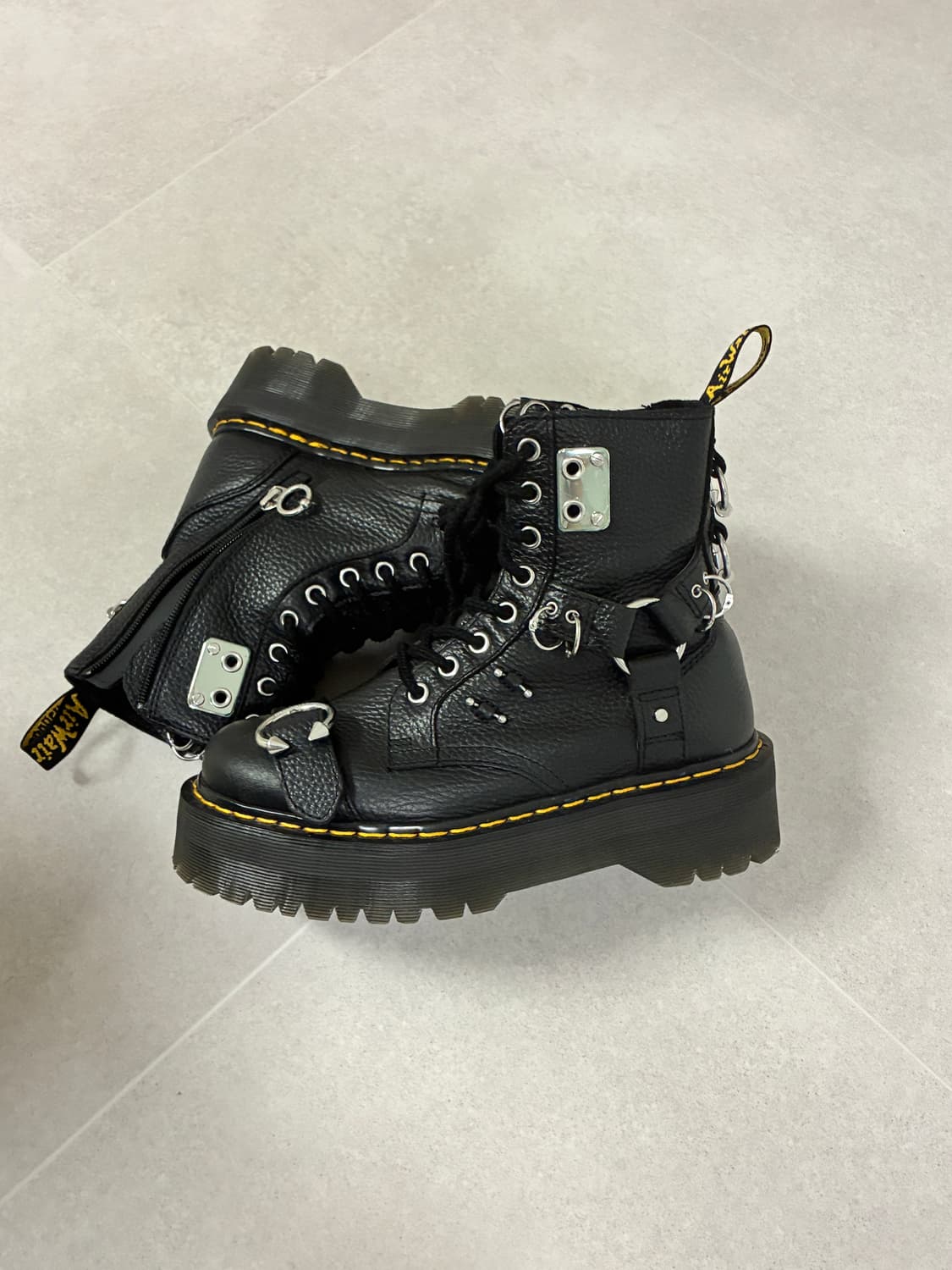 닥터마틴 피어싱 부츠 상품이미지2
