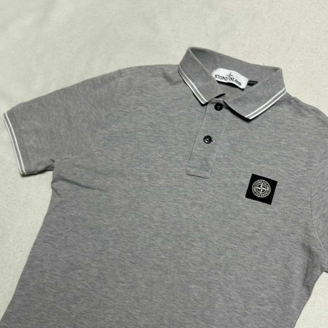 S 스톤아일랜드 슬림핏 그레이 카라 반팔티 상품이미지1