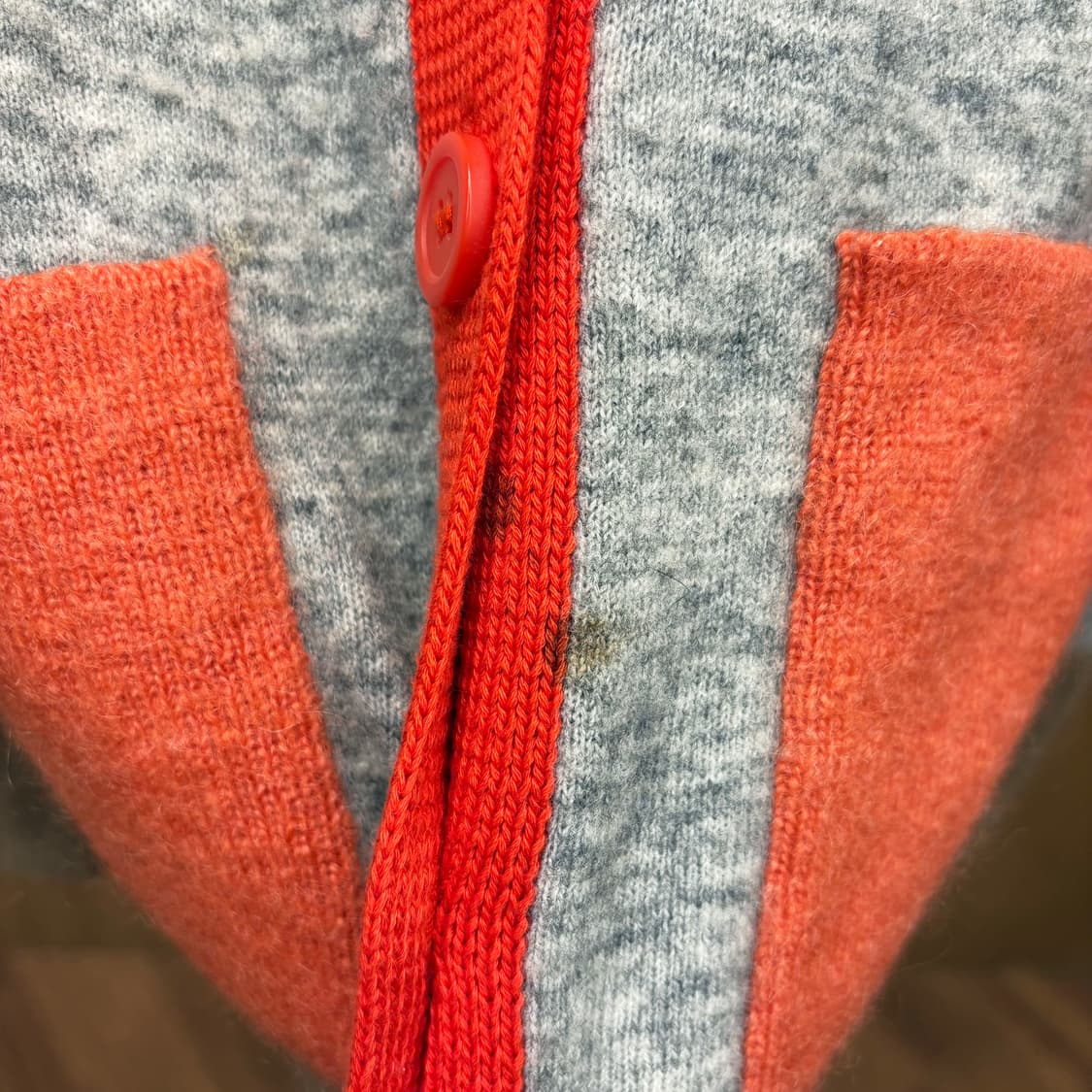 코스 브이넥 긴팔 가디건 오렌지 브라운 배색 컬러블록 포켓 디테일 그레이 상품이미지8