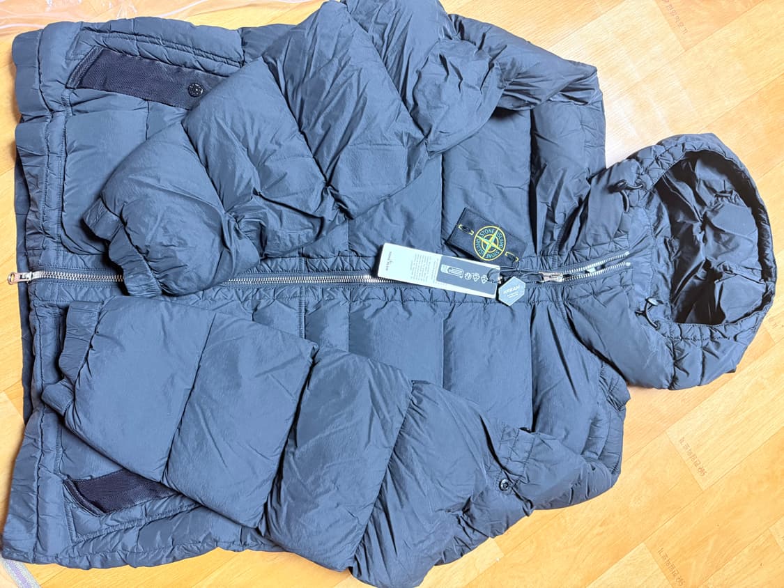 (새상품) 25fw Xl 스톤아일랜드 심리스 패딩 상품이미지1