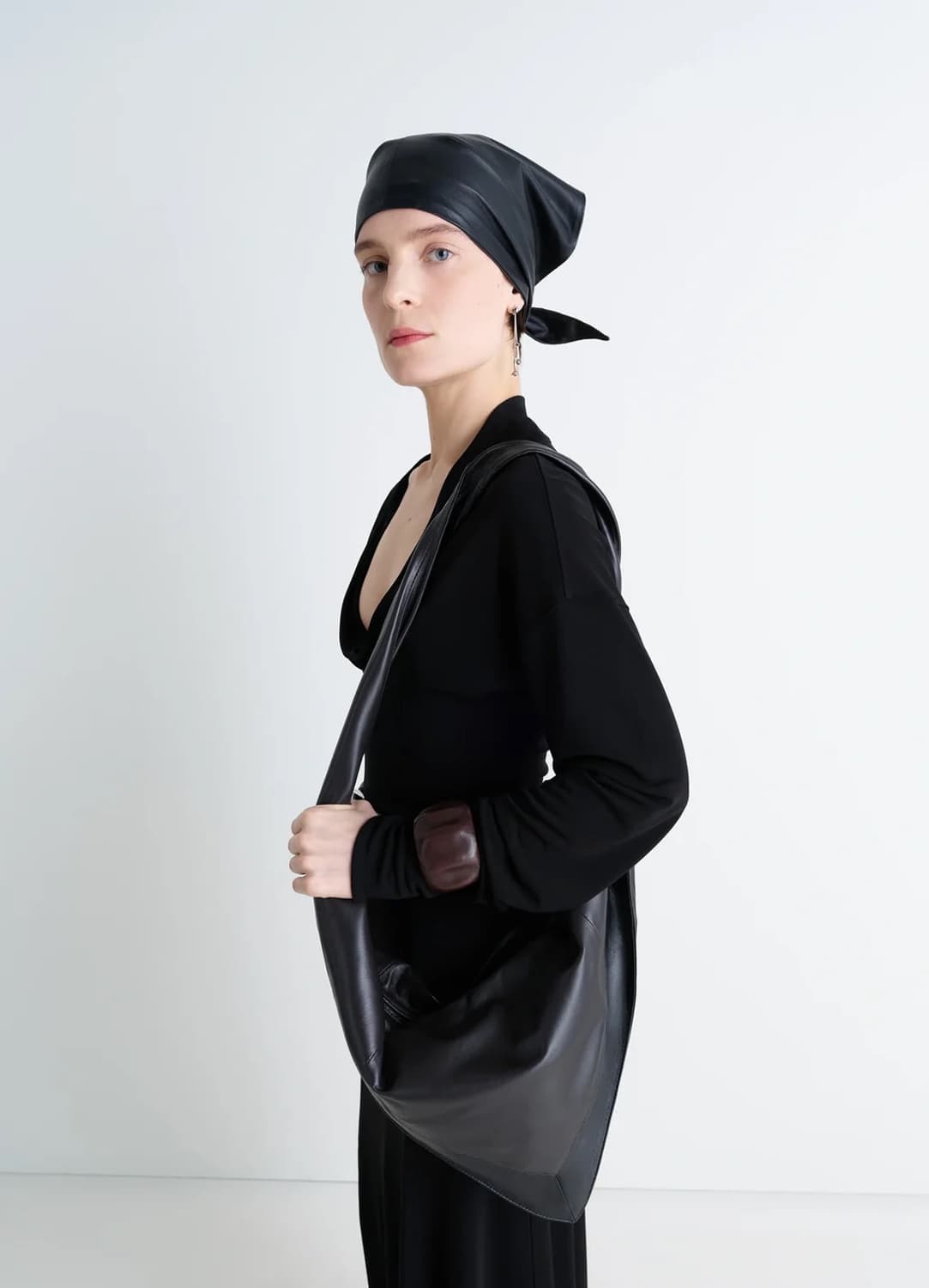 르메르 25fw 스카프백 스몰 (블랙/다크초콜렛) 상품이미지4