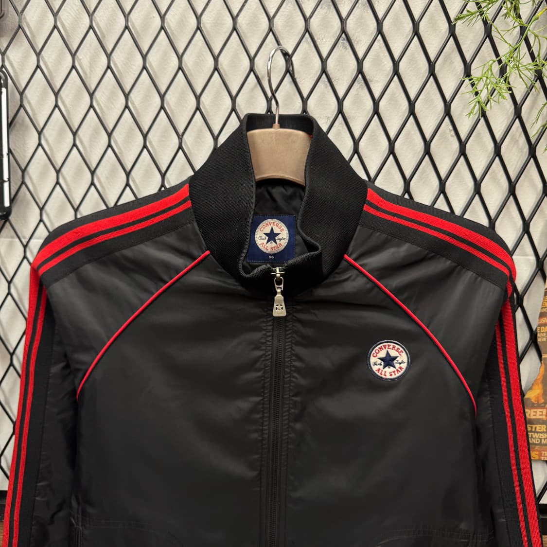 00s 캔버스 트랙 자켓 전면 척 테일러 로고 포인트 레드 블랙 상품이미지3