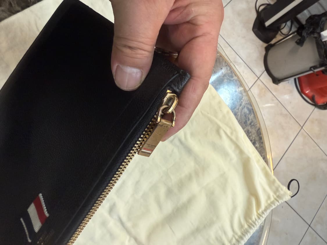 정품 톰브라운 삼색스티지 블랙레더 클러치 팝니다 상품이미지3