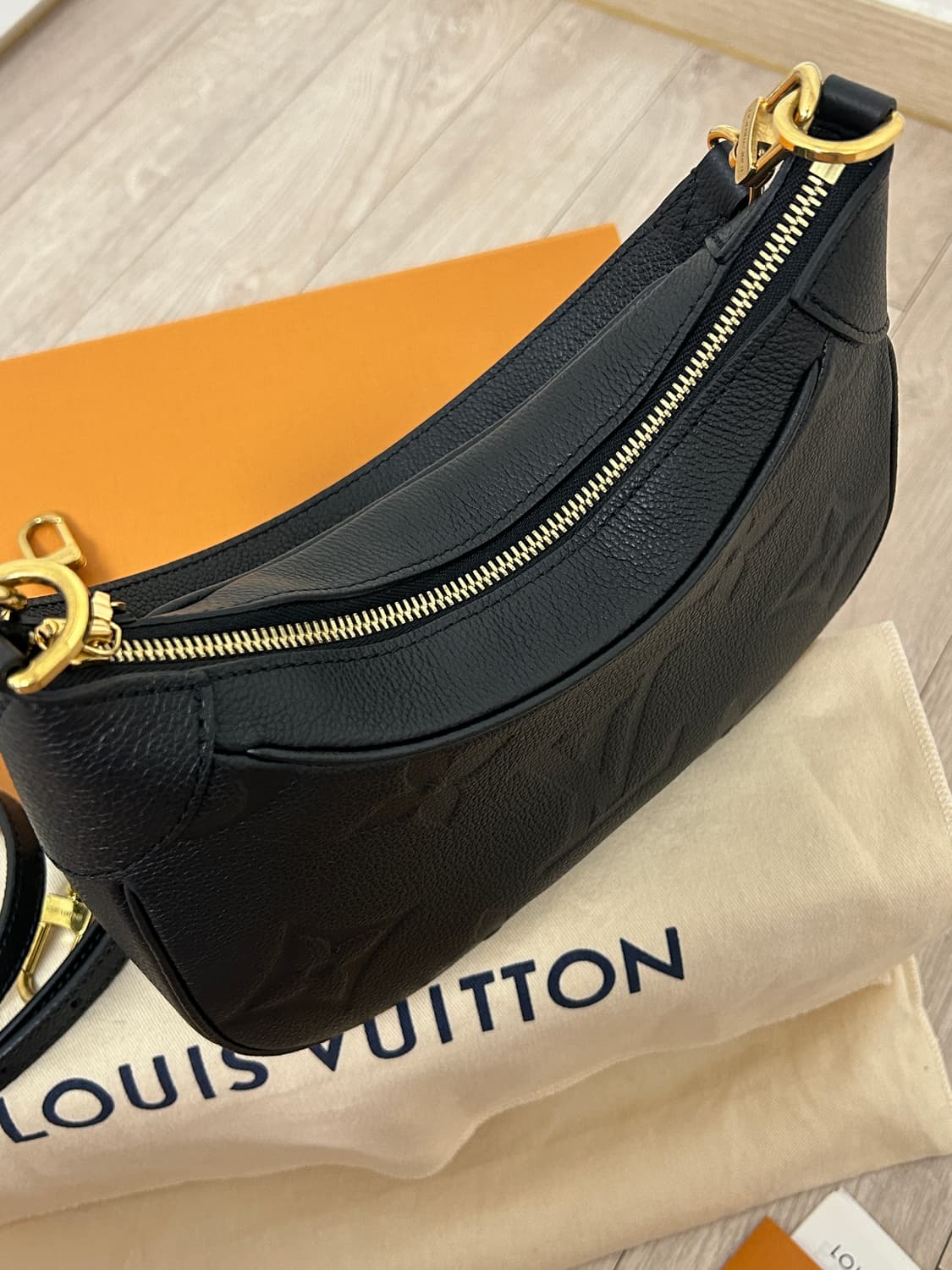 (풀구성) 루이비통 앙프렝뜨 바가텔 호보백 블랙 상품이미지5