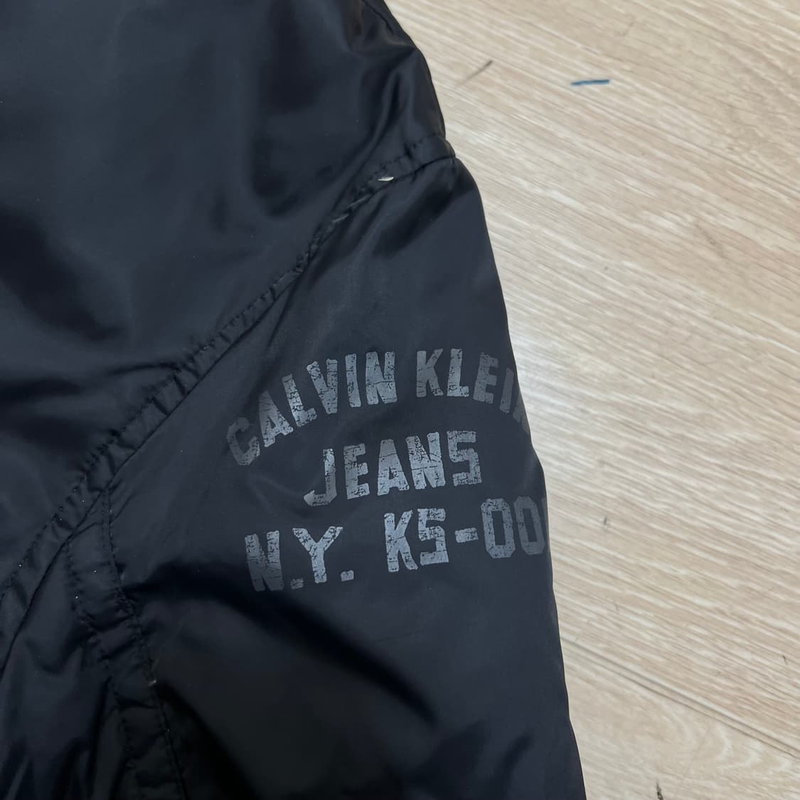 캘빈클라인 진스 여성 덕다운 로고 프린팅 패딩 점퍼 [블랙] S/90 상품이미지4