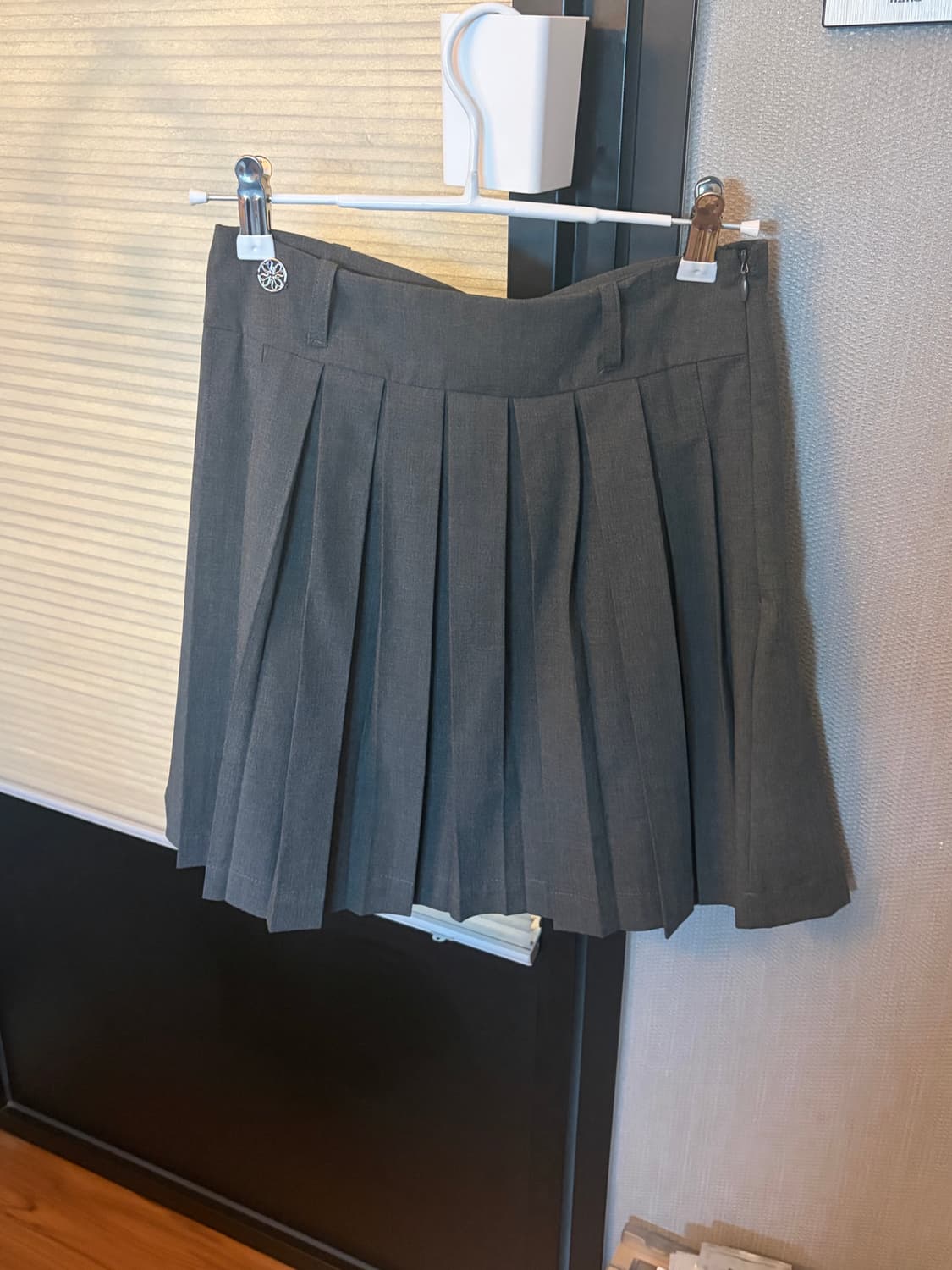 바이탈싸인 Back Cut-Out Pleats Midi Skirt 상품이미지3