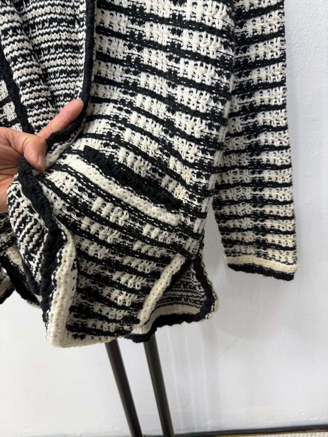 정품) 마쥬 오픈식 블랙 화이트 패턴 니트 가디건 1 상품이미지4