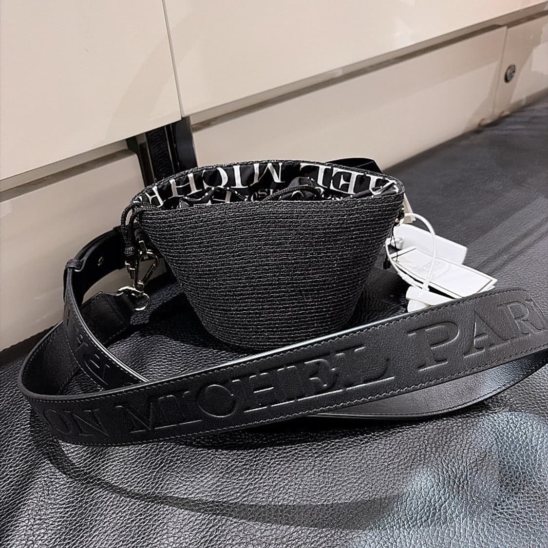 (정품/새상품) 메종 미쉘 여성 블랙 라피아 미니 버킷백 상품이미지5