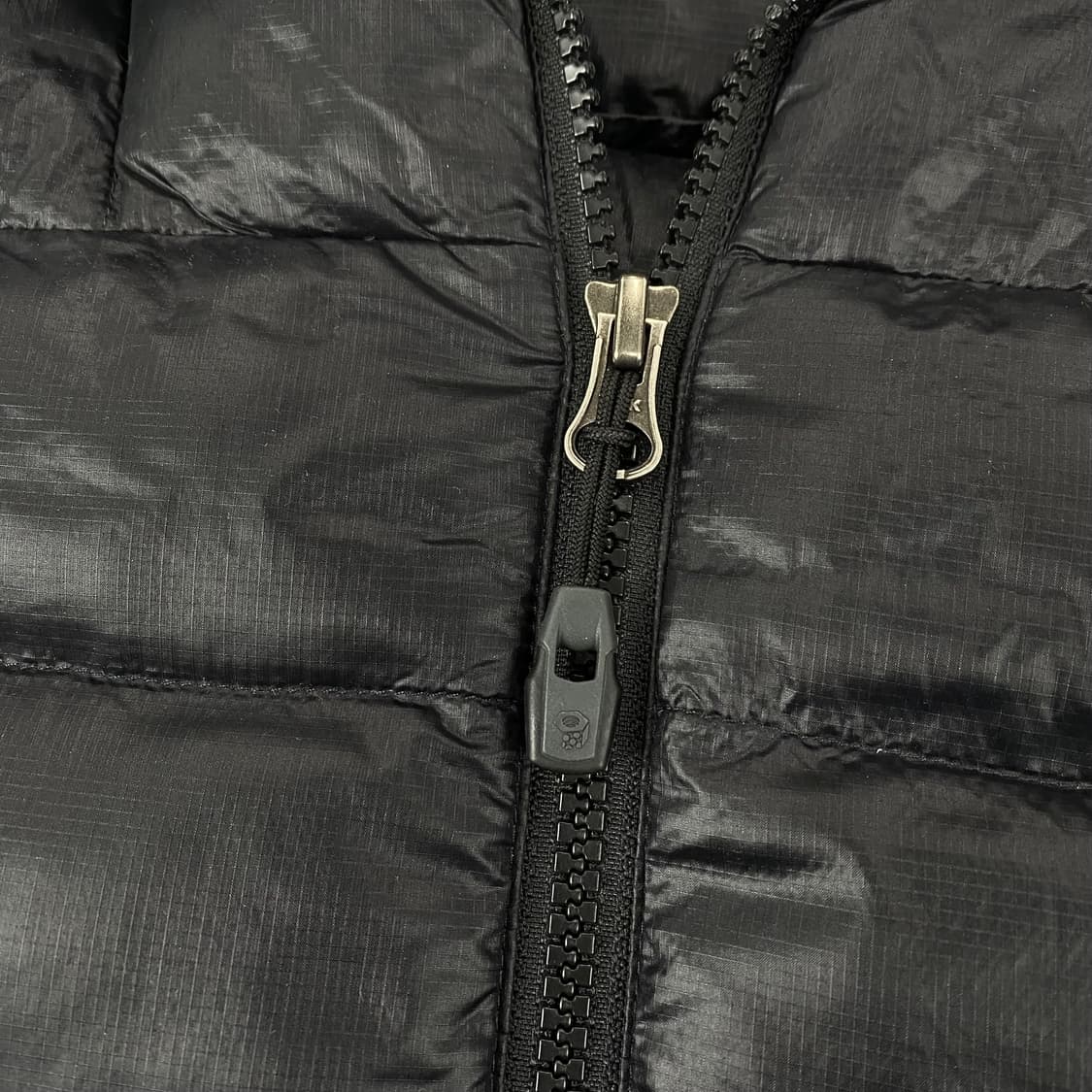 마운틴하드웨어 구스 다운 블랙 경량 패딩 (95) 상품이미지6