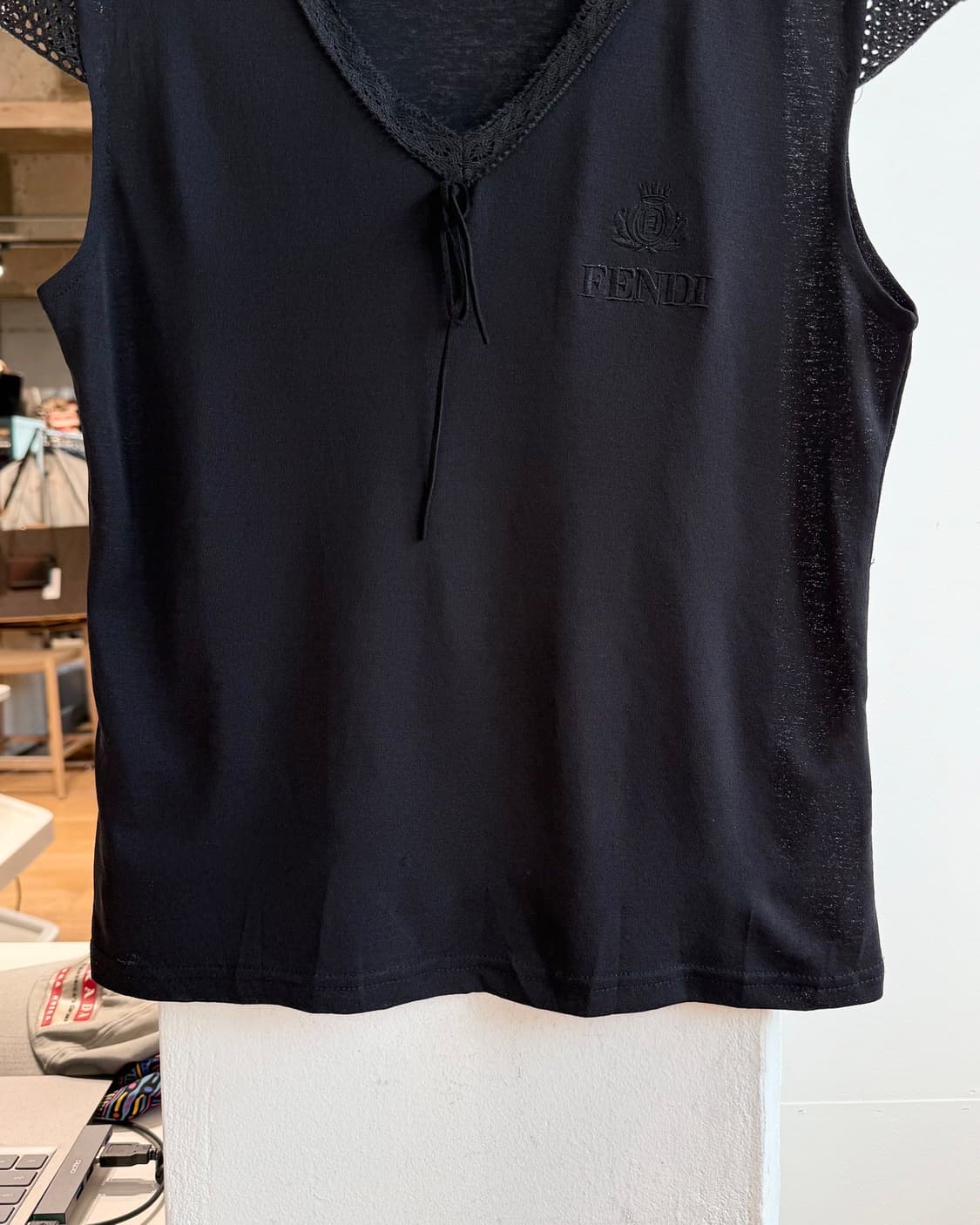 펜디 블랙 로고자수 브이넥 슬리브리스  상품이미지6