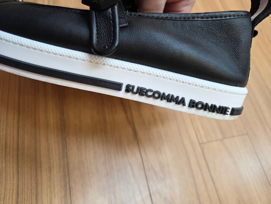 슈콤마보니 블랙 색상 여성구두 235mm입니다. 앞쪽에 큐빅 장식이 달 상품이미지7