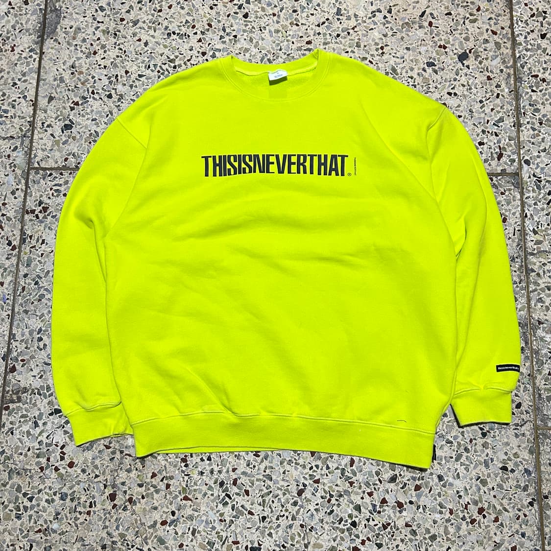 디스이스네버뎃 스펠로고 맨투맨 상품이미지1