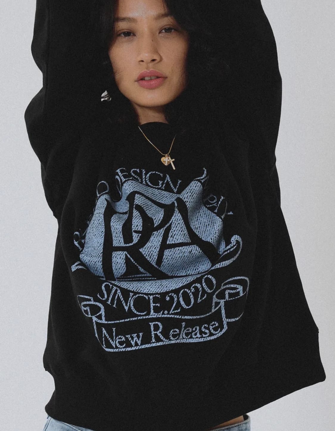 프렌다 ROUND LOGO CREWNECK SWEATSHIRT BLACK 상품이미지1