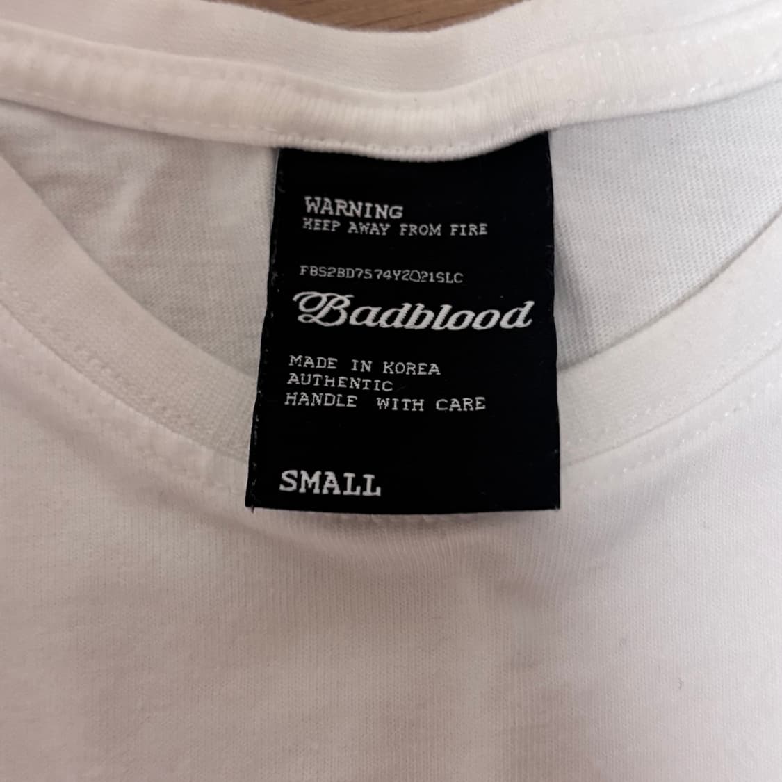 배드블러드 로고 크롭 반팔 티셔츠 화이트 상품이미지2