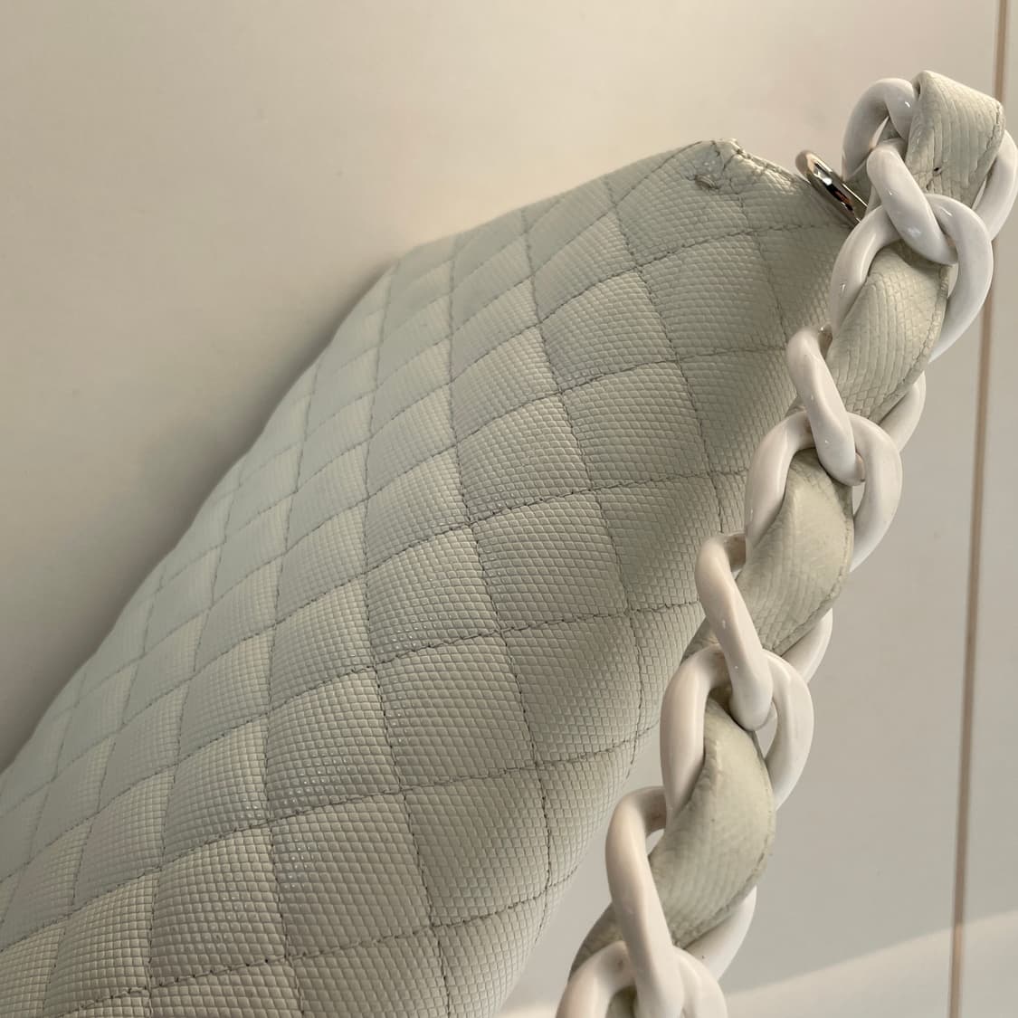 샤넬 클래식 화이트 페이던트 캐비어 코코 마크 플라스틱 볼드 체인플랩백 상품이미지8