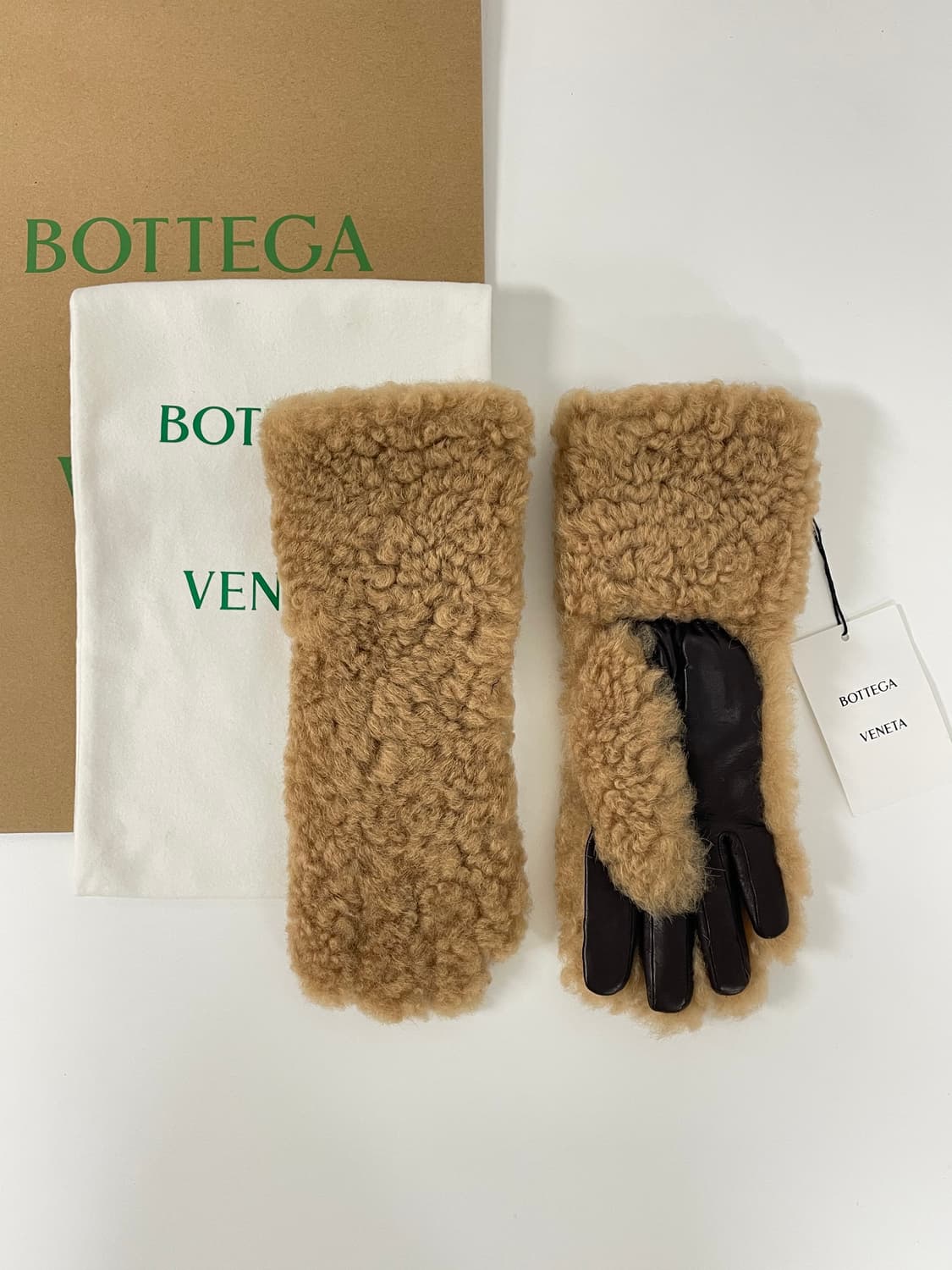 새상품 보테가 베네타 테디 시어링 레더 장갑 브라운 컬러 상품이미지1